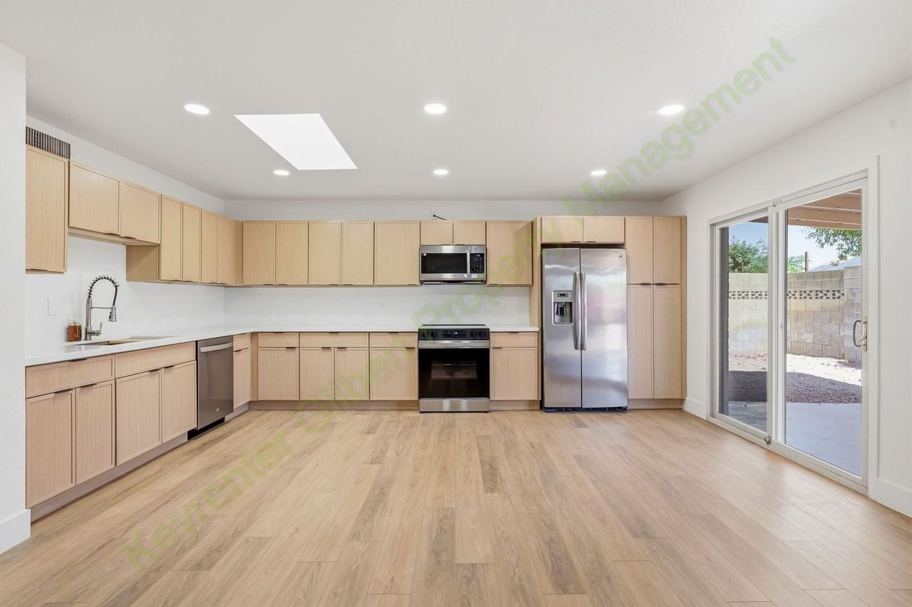 8608 E Whitton Ave - Photo 7 of 30