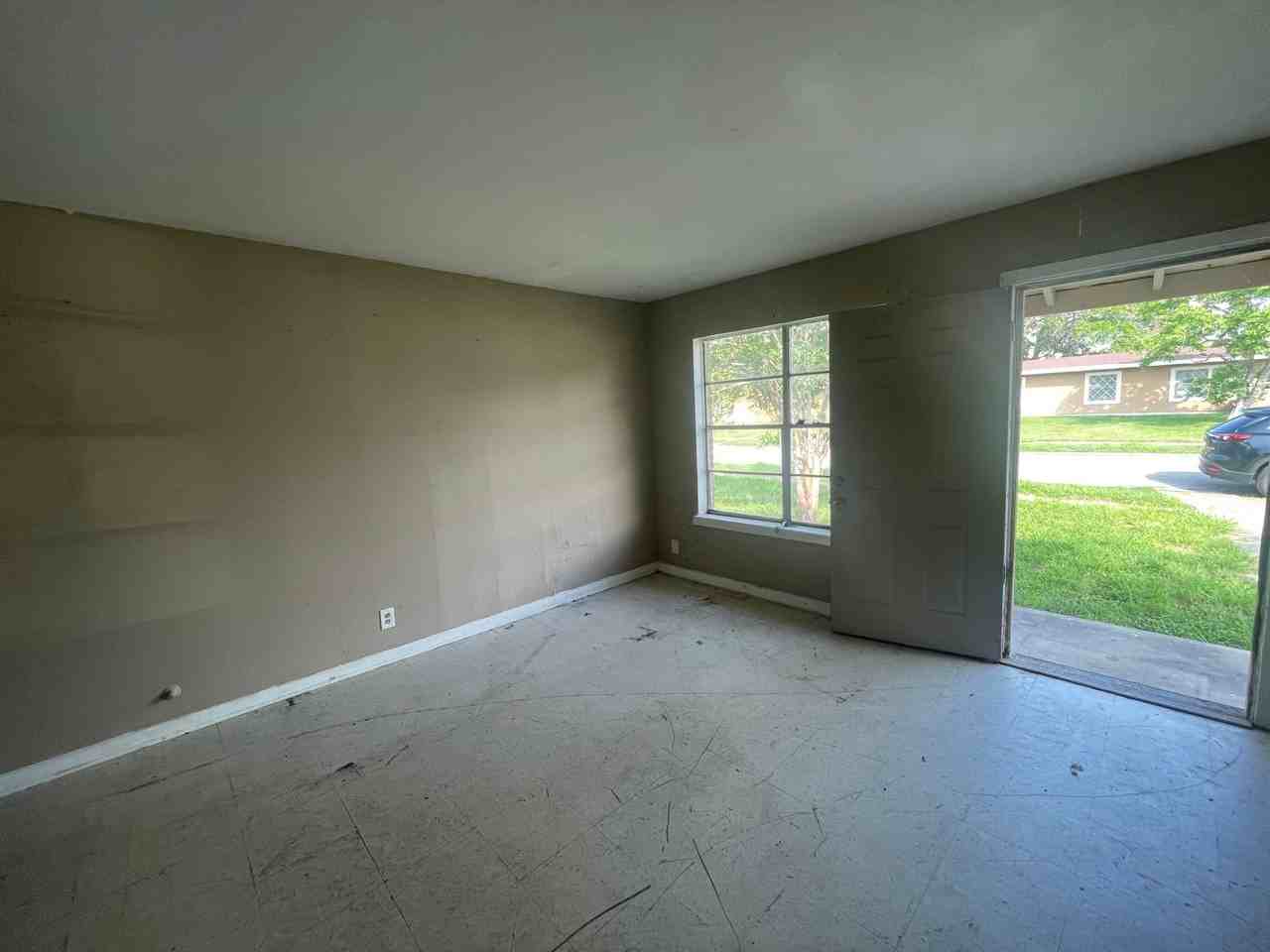 1110 Arnold Dr - Photo 3 of 7