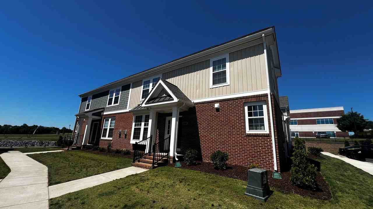 1007 Robinson Rd - Photo 2 of 16