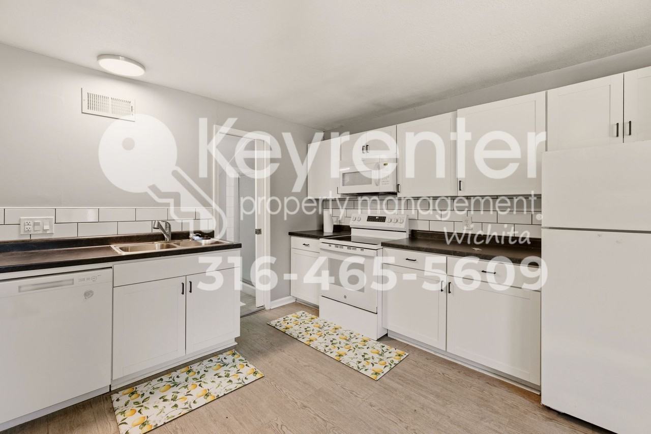 338 1/2 N Holyoke St - Photo 7 of 12