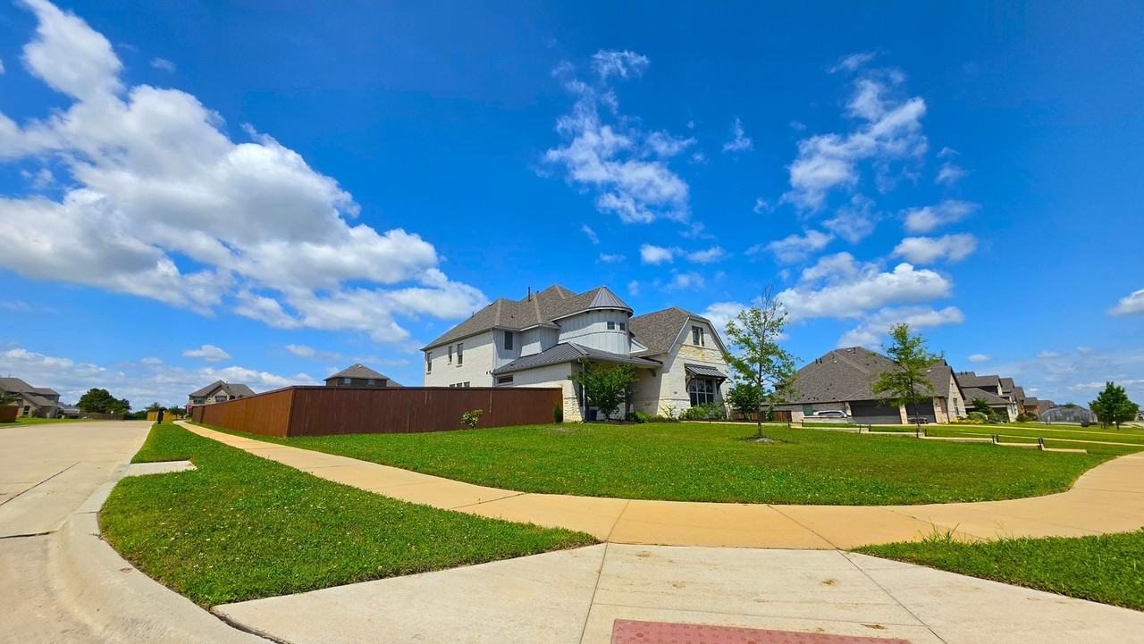 217 Longwood Dr - Photo 4 of 50