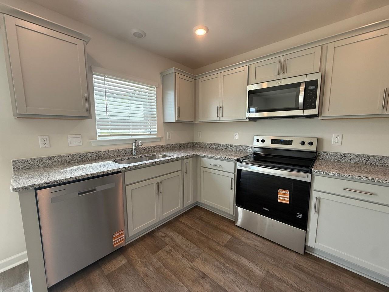 3913 Falcon Ct - Photo 7 of 16