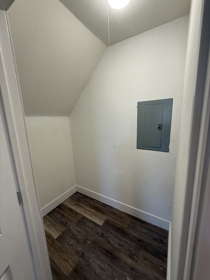 498 Stanley St #3 - Photo 4 of 7