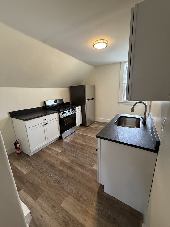 498 Stanley St #3 - Photo 5 of 7