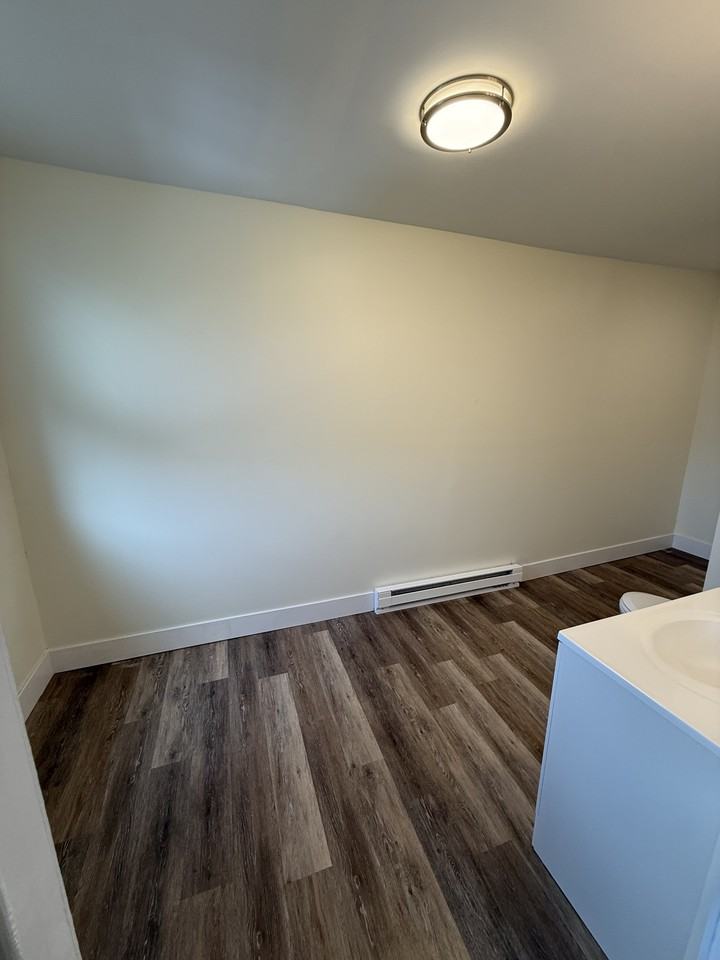 498 Stanley St #3 - Photo 6 of 7
