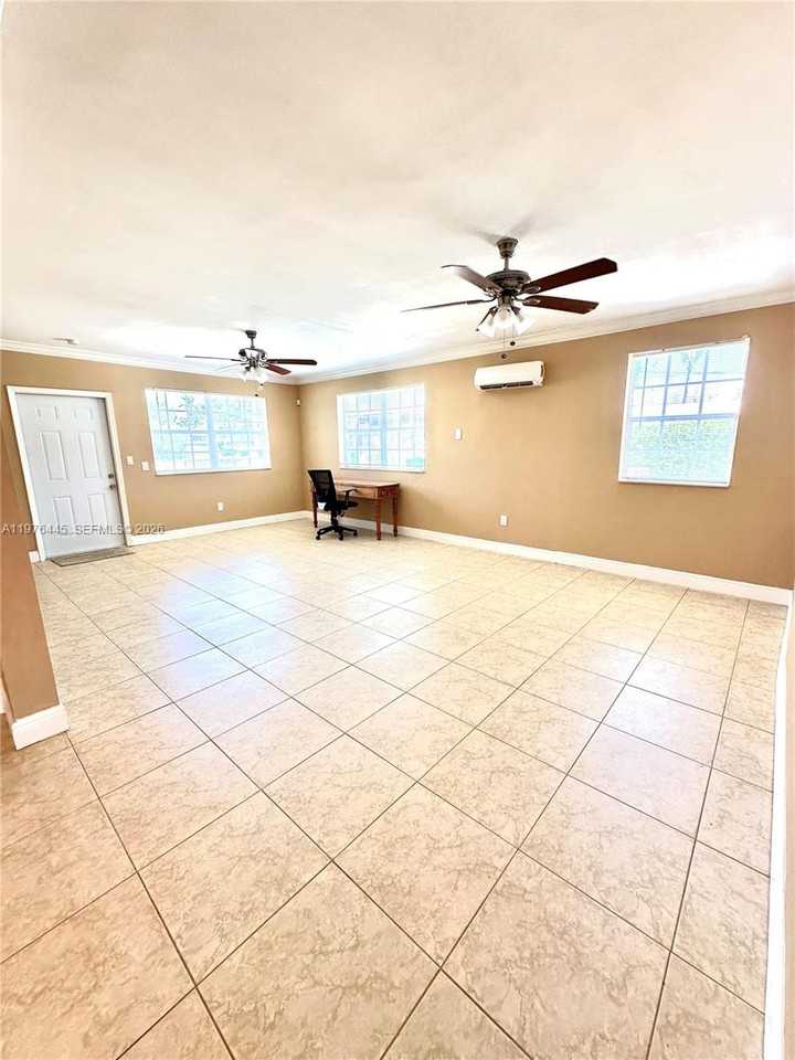 3101 Sw 67th Ave - Photo 4 of 8
