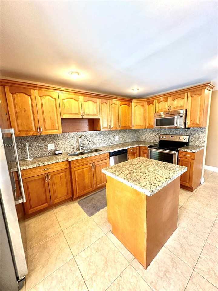 3101 Sw 67th Ave - Photo 5 of 8