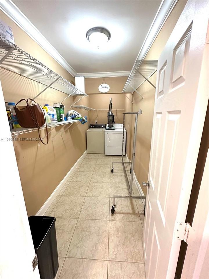 3101 Sw 67th Ave - Photo 7 of 8
