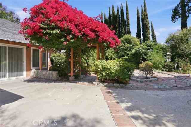 16682 Oakhurst Cir - Photo 3 of 8