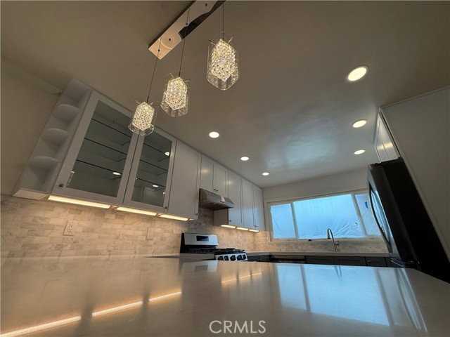 5621 Kenwood Ave - Photo 2 of 8