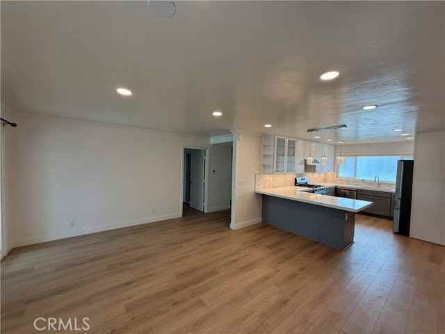 5621 Kenwood Ave - Photo 3 of 8