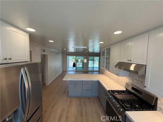5621 Kenwood Ave - Photo 4 of 8