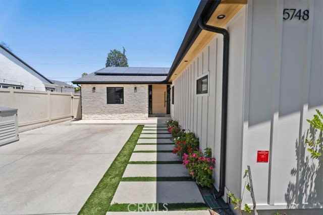 5748 Vesper Ave - Photo 3 of 8