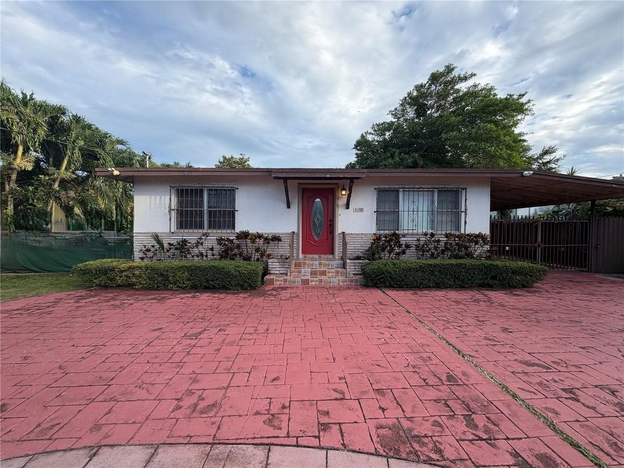 6318 Sw 27th St - Photo 2 of 5