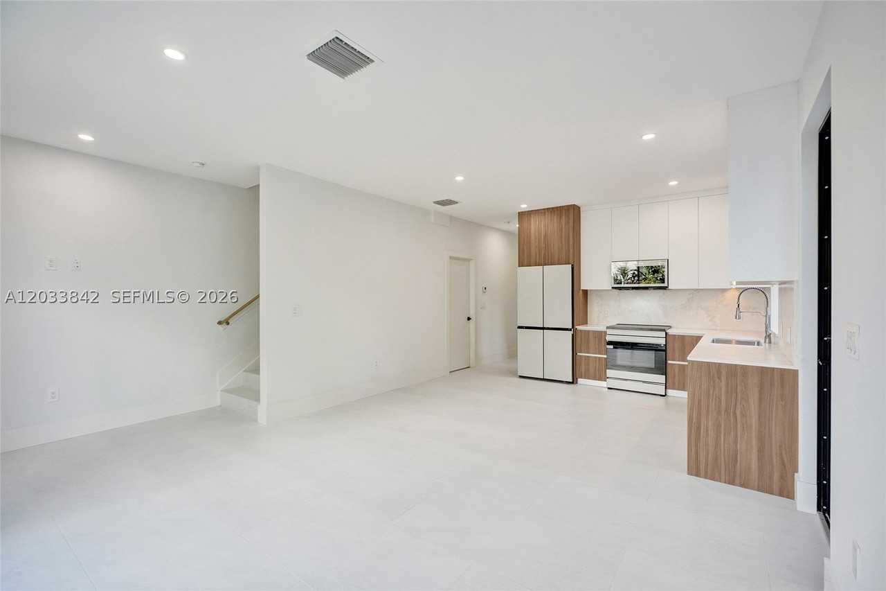 119 Ne 118th St - Photo 5 of 31