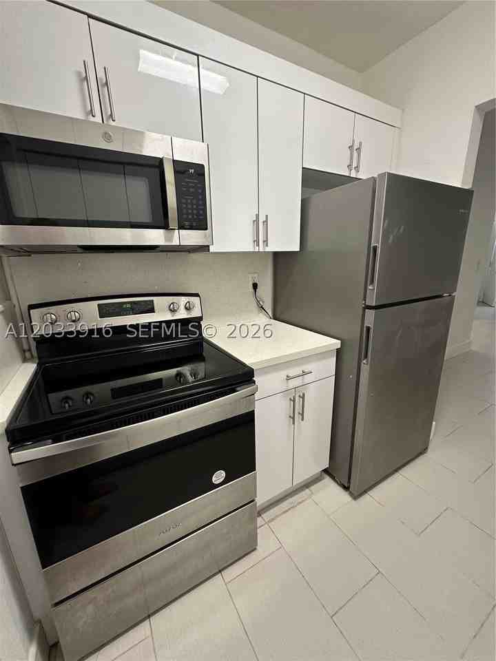 8205 Crespi Blvd #3 - Photo 4 of 18