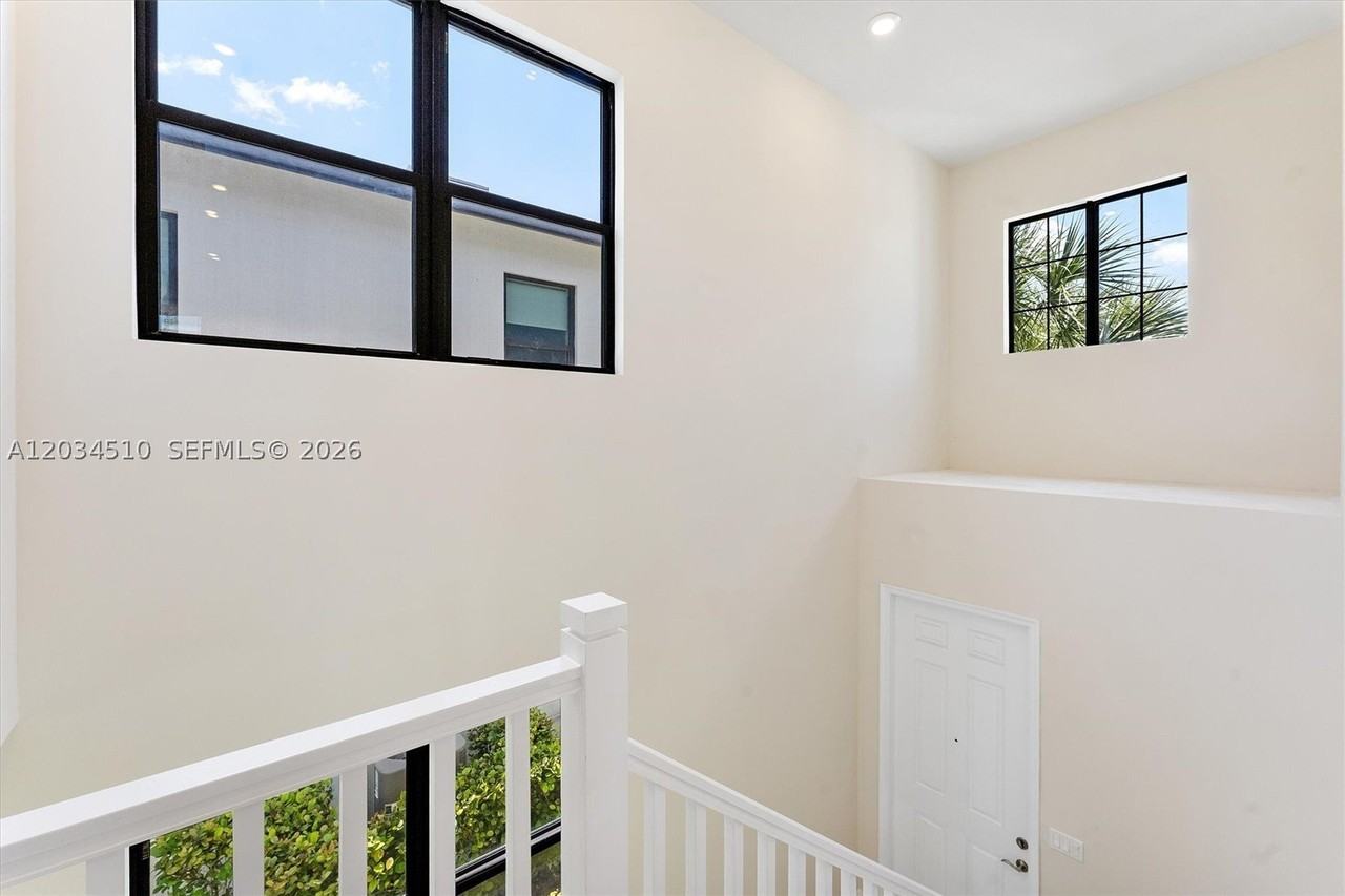 2485 Primrose Pl - Photo 5 of 43