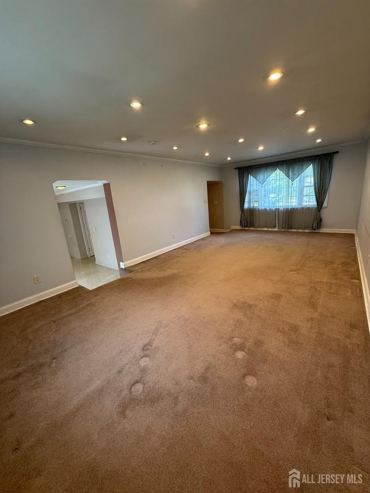 43 Jonathan Dr - Photo 7 of 31