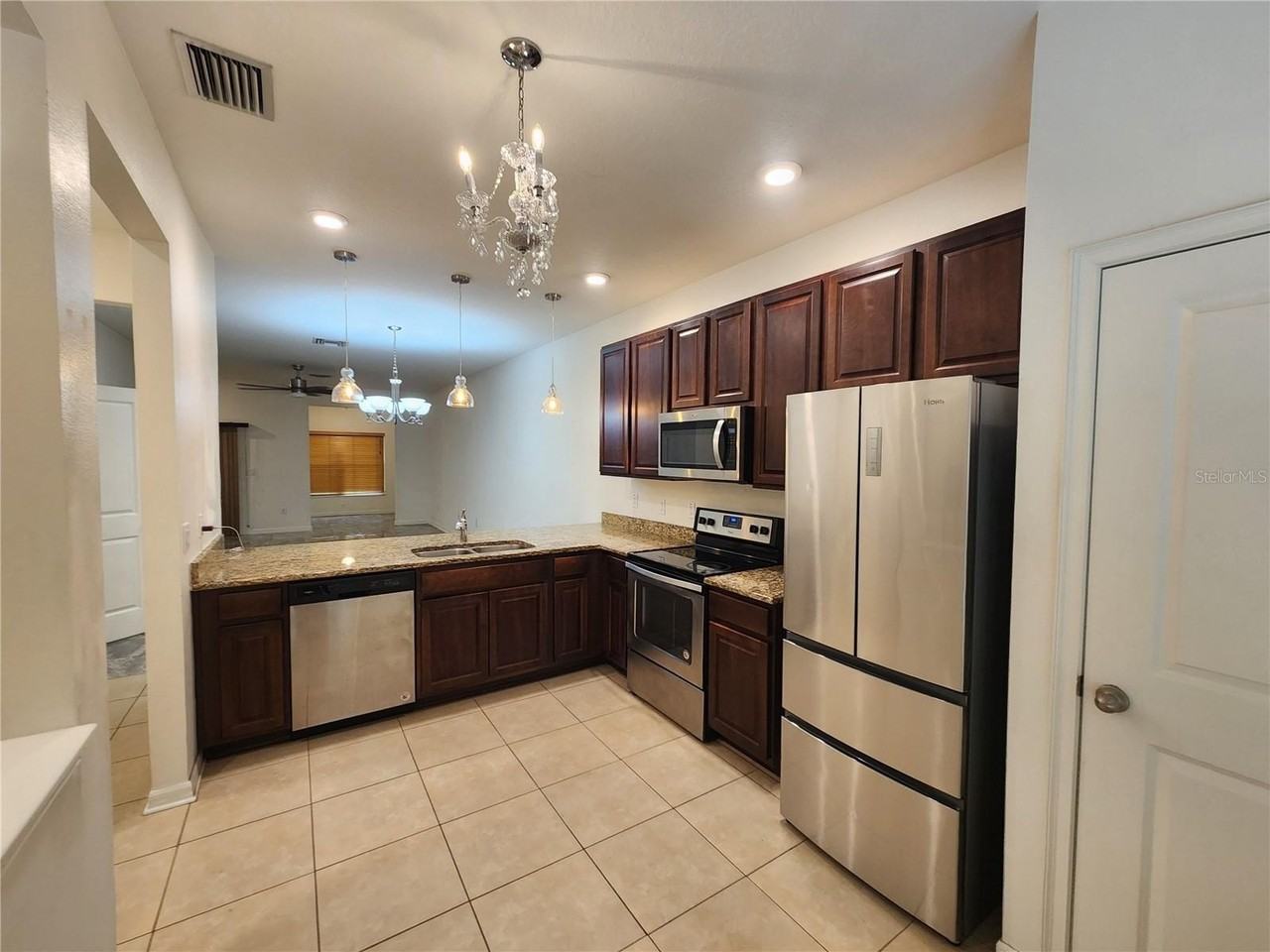 1112 Hillhurst Dr - Photo 4 of 41