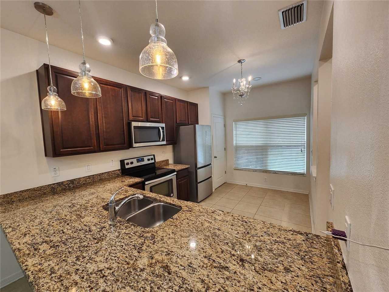 1112 Hillhurst Dr - Photo 5 of 41
