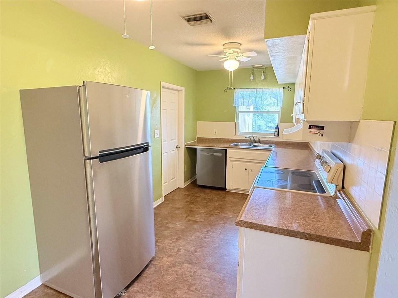 5541 Lown St N - Photo 6 of 26