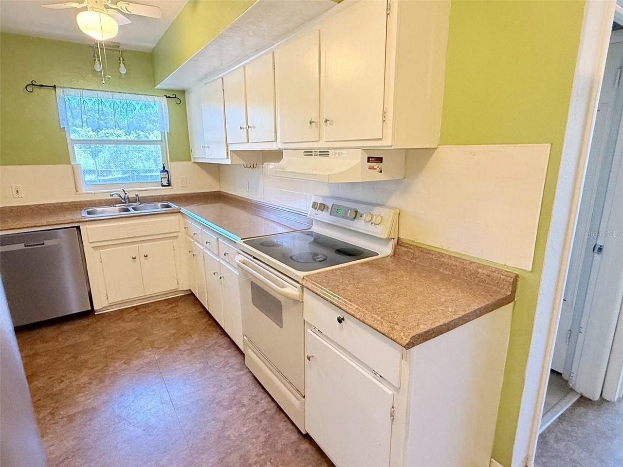 5541 Lown St N - Photo 7 of 26