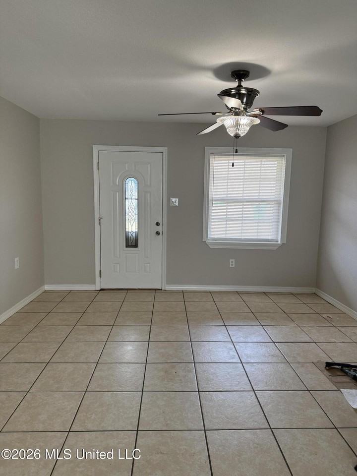 98 Russell Blvd - Photo 3 of 9