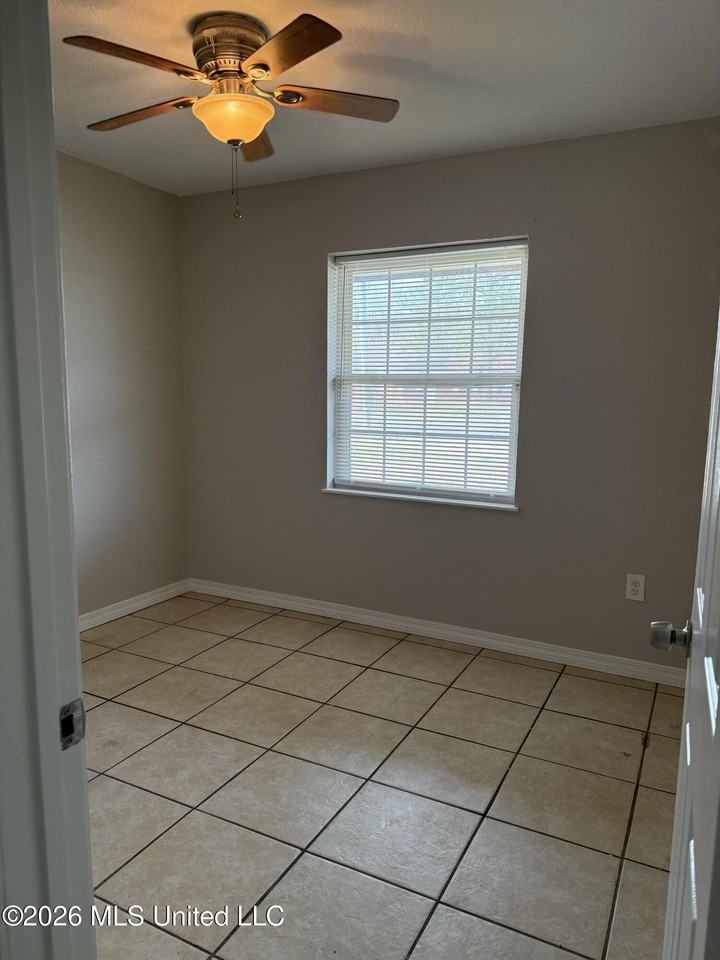 98 Russell Blvd - Photo 4 of 9