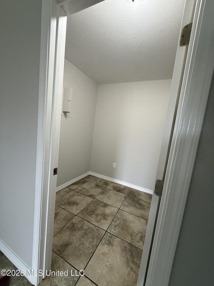 98 Russell Blvd - Photo 5 of 9