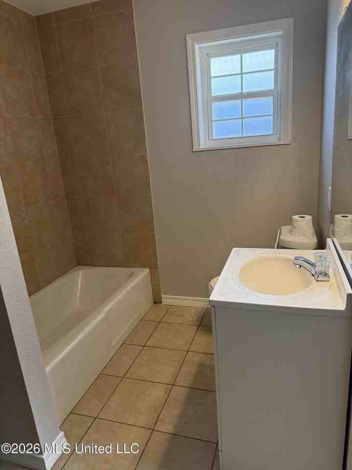 98 Russell Blvd - Photo 6 of 9