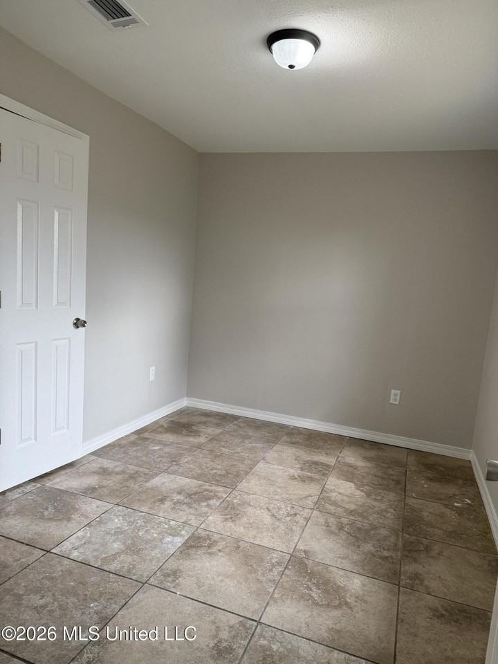 98 Russell Blvd - Photo 7 of 9