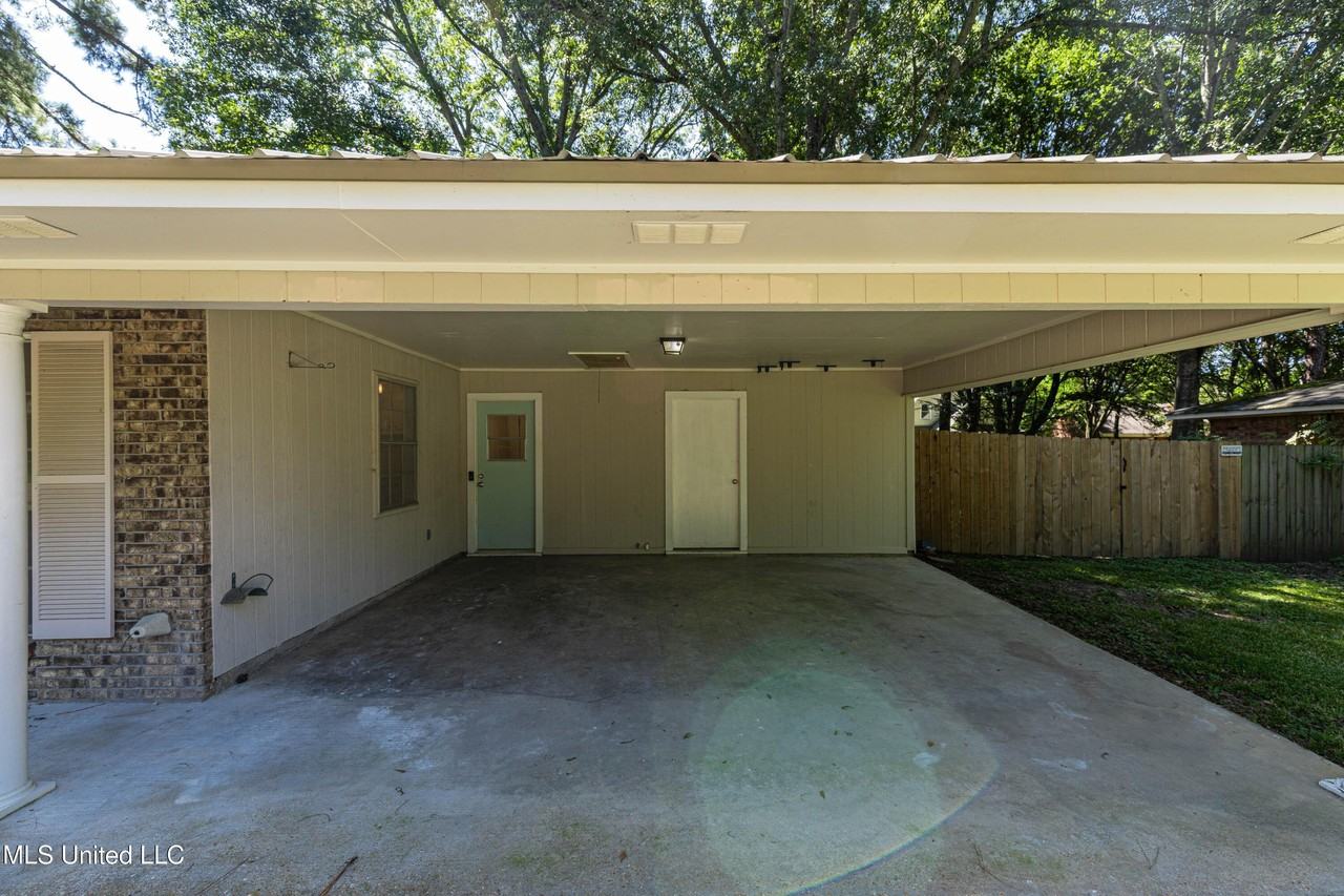 239 Traceland Dr - Photo 6 of 38