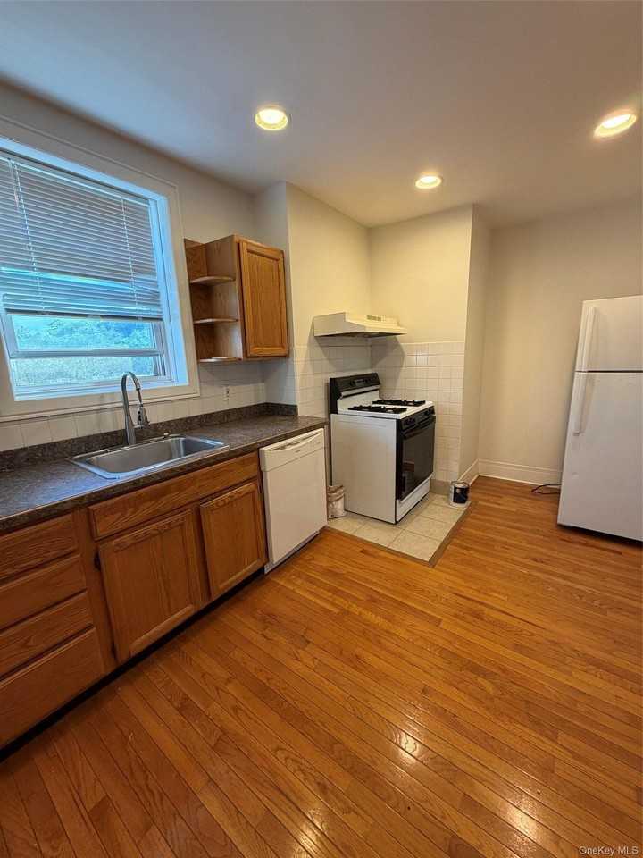 837 White Plains Rd #3R - Photo 3 of 8