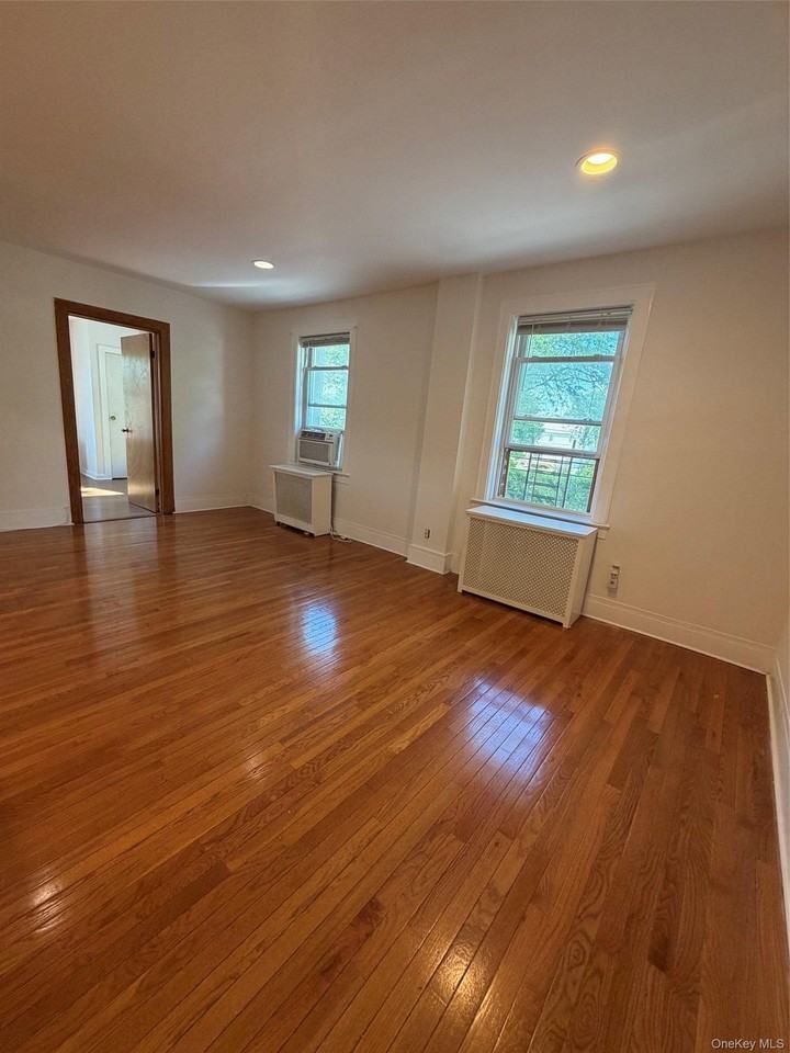 837 White Plains Rd #3R - Photo 4 of 8