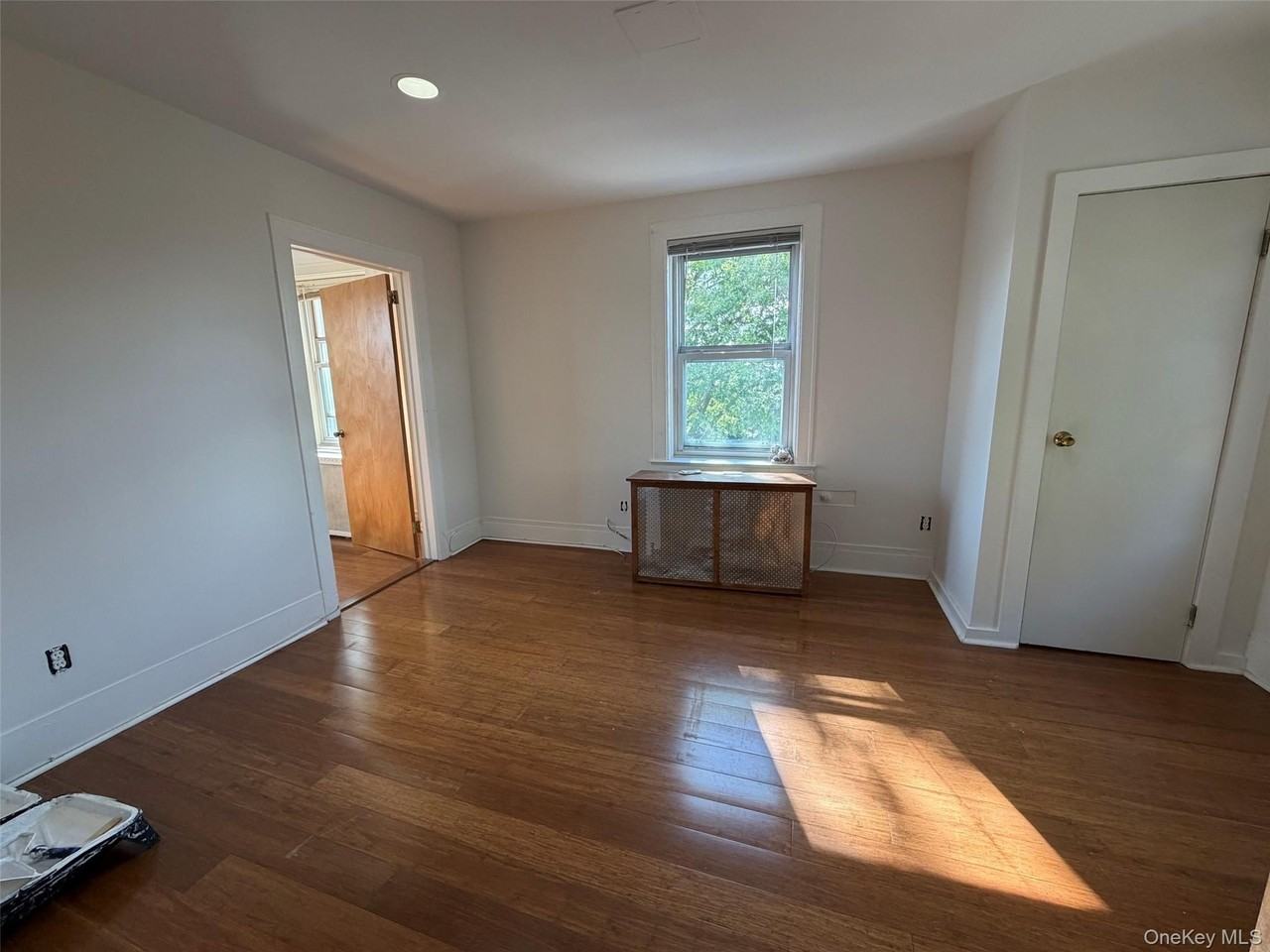 837 White Plains Rd #3R - Photo 7 of 8