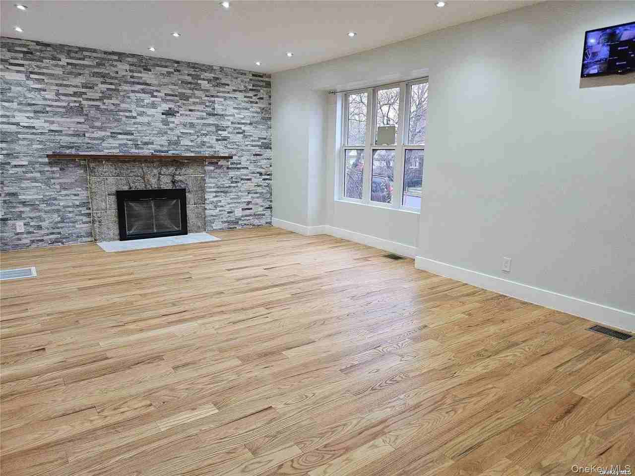 7847 222nd St - Photo 2 of 11