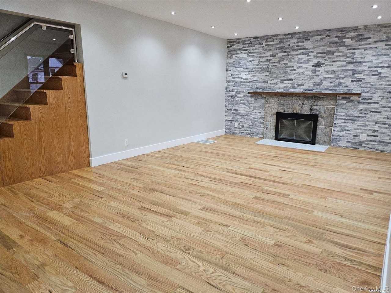 7847 222nd St - Photo 3 of 11
