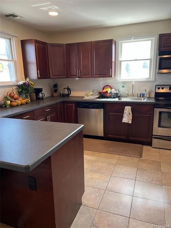 317 Bedford Ave - Photo 4 of 12