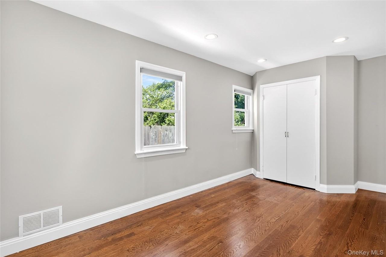 50 Albertson Pl - Photo 4 of 21