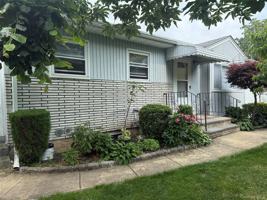 featured image of 11 Holle Pl #1