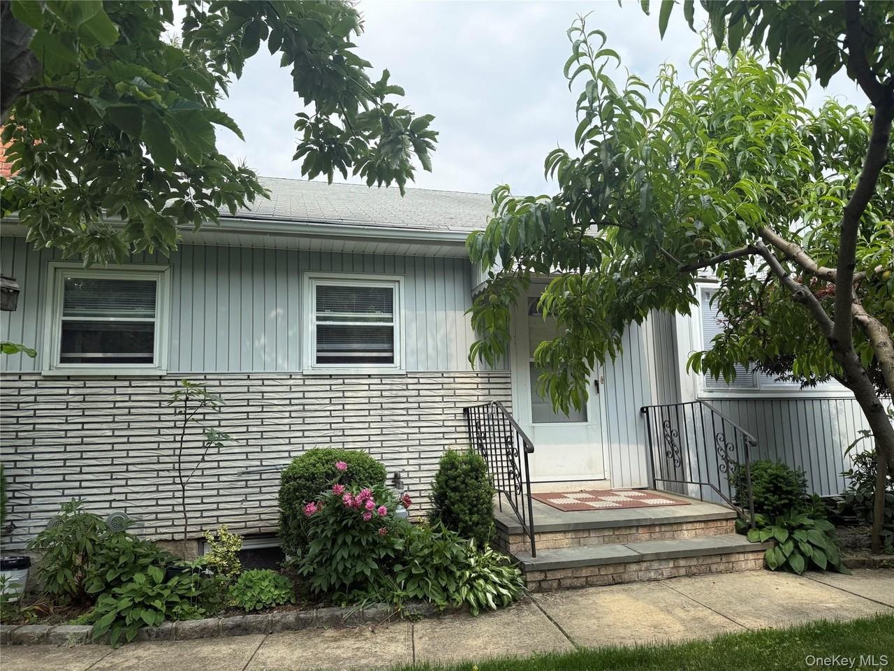 11 Holle Pl #1 - Photo 2 of 10