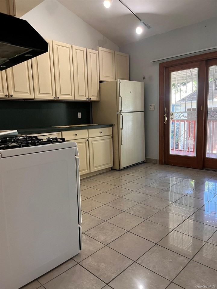 8023 159th St - Photo 6 of 15