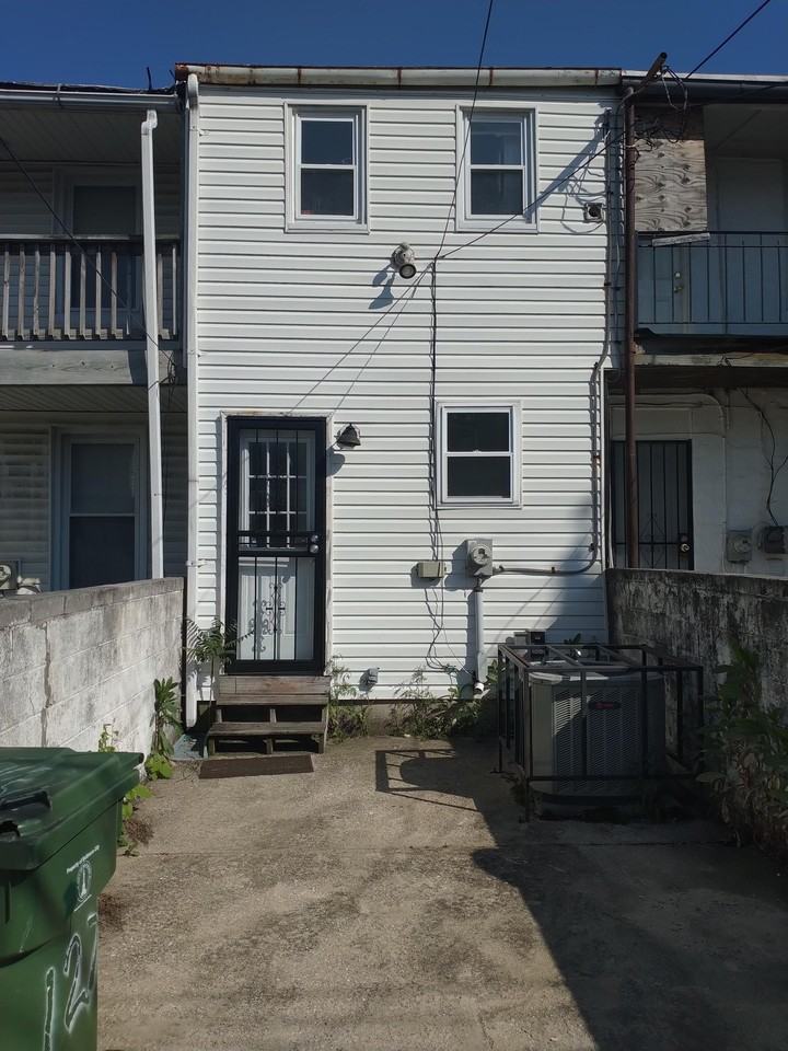 1242 Washington Blvd #1 - Photo 2 of 9