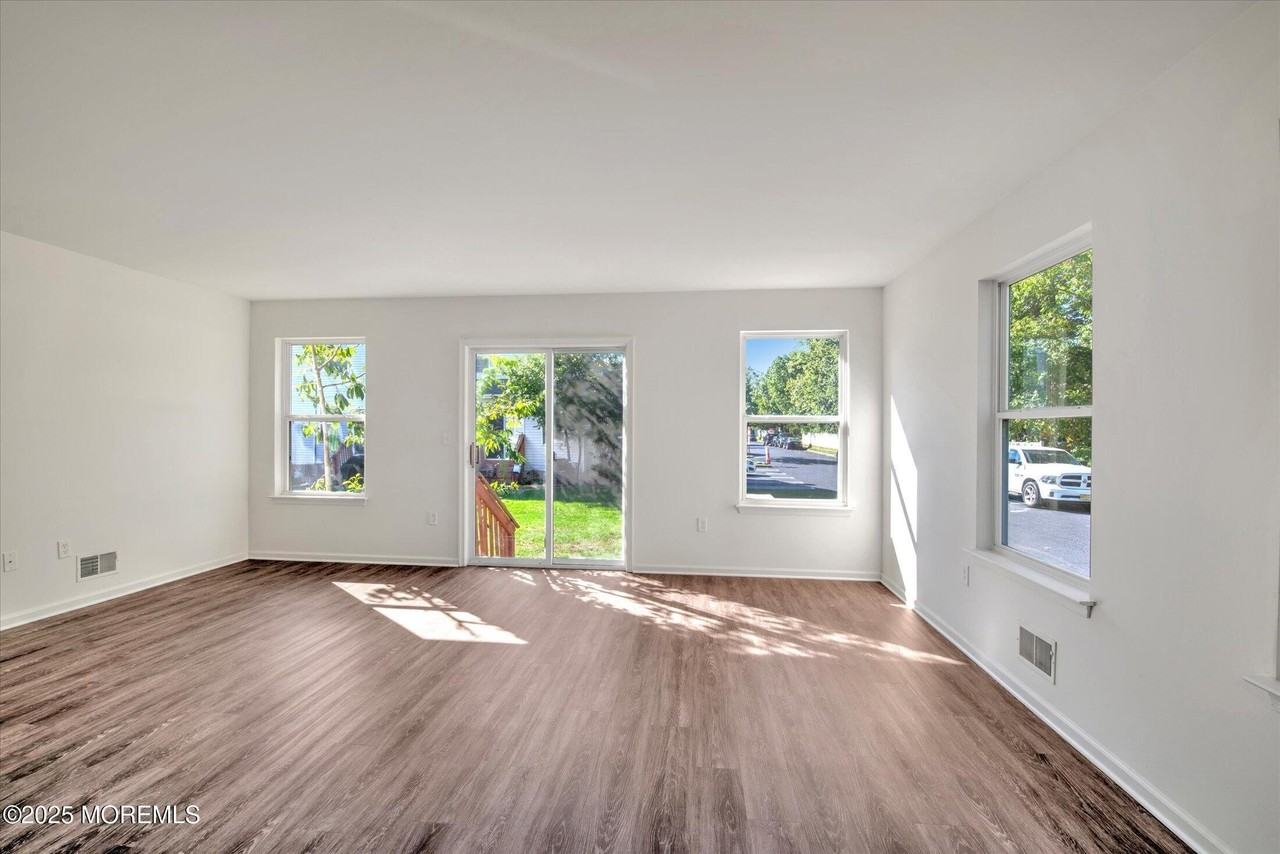 18 Esplanade Way - Photo 4 of 41