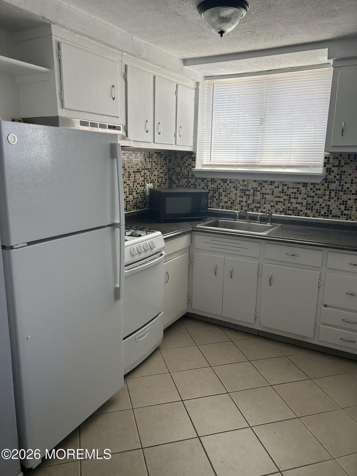 732 Ocean Ave #B - Photo 3 of 6