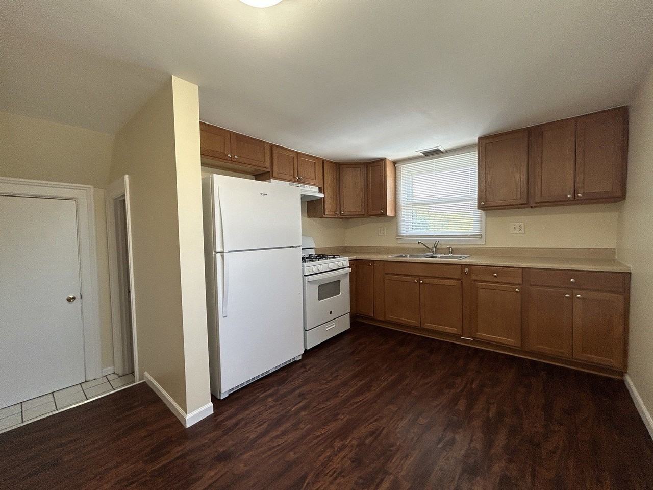 418 Saint Charles St #B - Photo 3 of 8