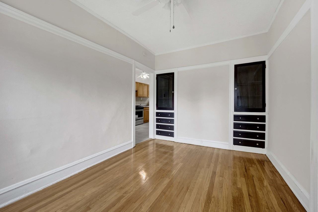 W Greenleaf Ave #2E - Photo 7 of 21