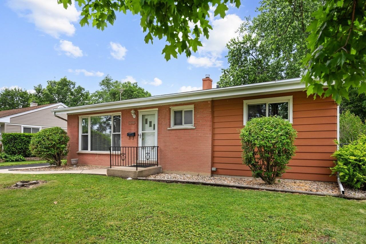 1290 Margret St - Photo 3 of 26