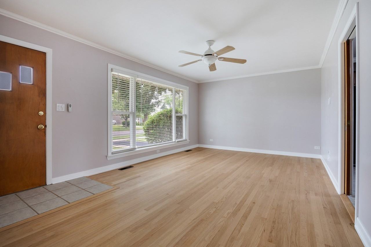 1290 Margret St - Photo 4 of 26