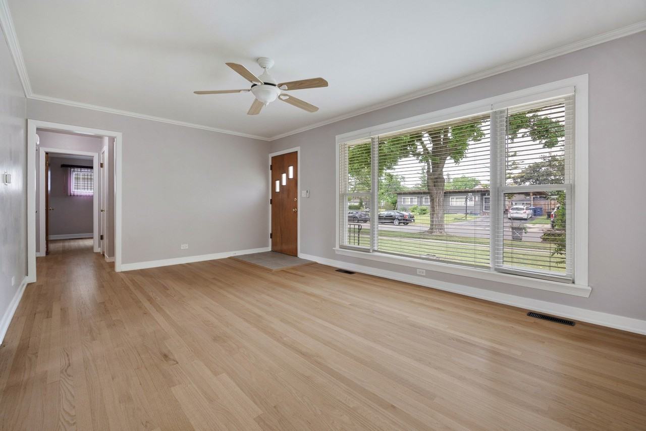 1290 Margret St - Photo 5 of 26